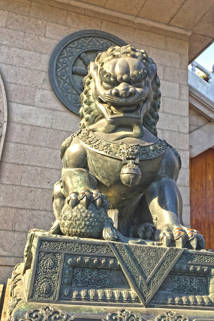 jingan_temple_entrance_lion.jpg